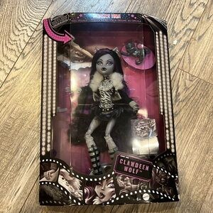 New in box Monster High Clawdeen Wolf Reel Drama
